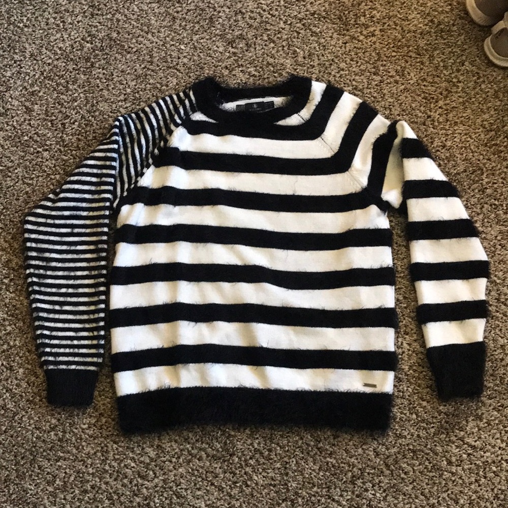Volcom sweater